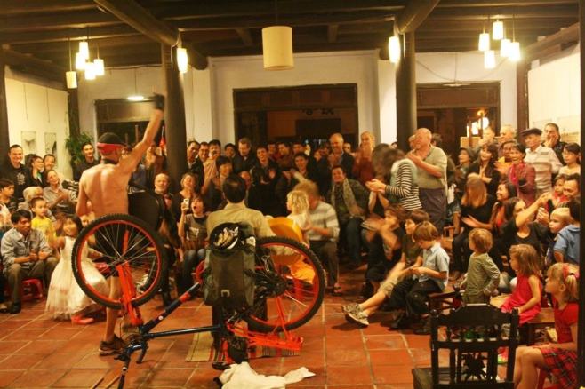 Một buổi diễn kịch ở AMI galerie, 46 Nguyễn Thái Học, Hội An, Photo credited to AMI GALERIE