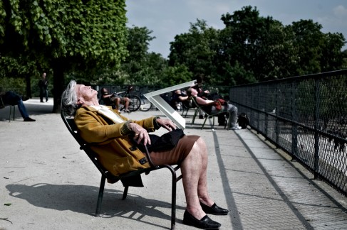 Vieille dame dans le jardin de Tuileries_ Photo de Internet