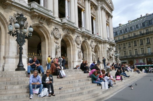 Bậc tam cấp trước Opera_Photo từ Internet